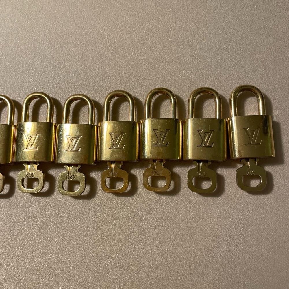 (1) Louis Vuitton Gold Lock and key - Picture 3 of 3